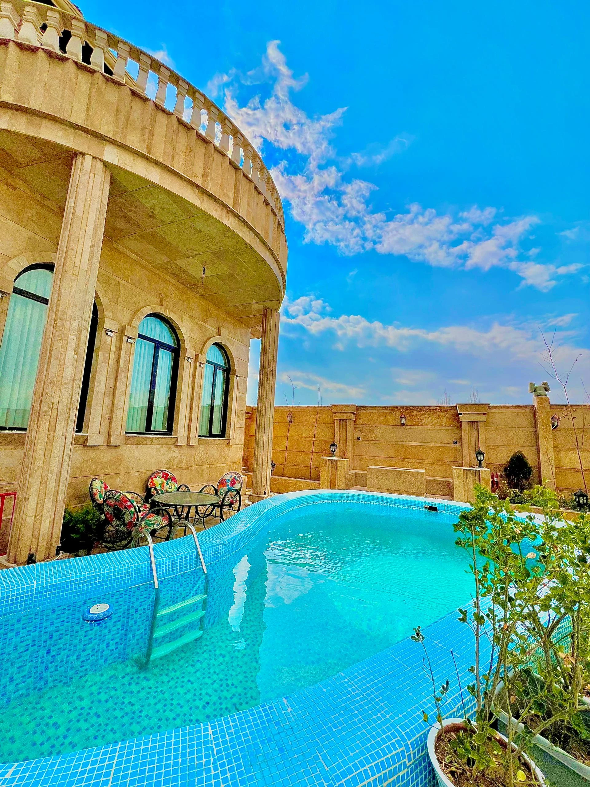 ویلا عمارت تریپلکس رودهن ٤ خواب استخردار